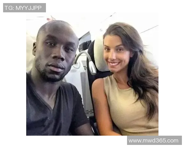 黑人足球明星与妻子携手共度幸福时光展现爱情与事业的完美结合